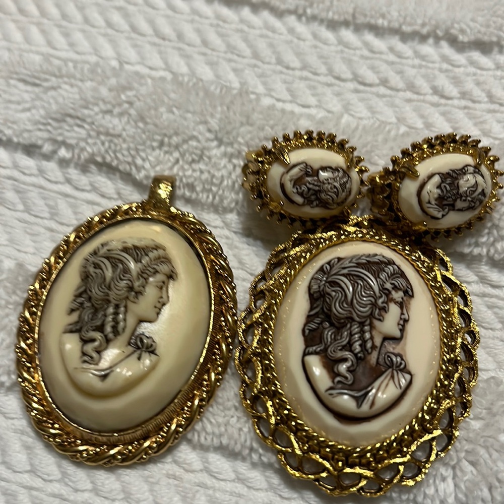 florenza set/Sarah Coventry pendant/ florenza brooch set